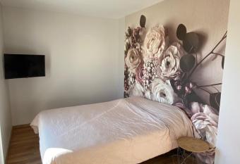 Chambre calme dans une maison neuve 10 min centre ville allows 18 year olds to book a room