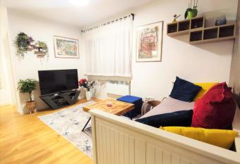 Apartment Dada has rooms with a private hot tub