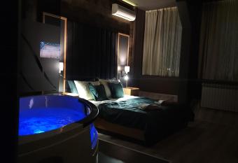 IN CLUB has rooms with a private hot tub