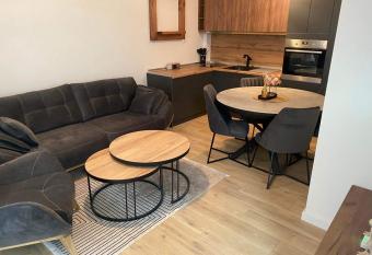 Bego Residence has rooms with a private hot tub