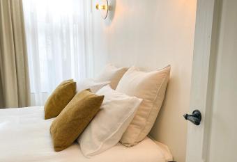 La Porte Rouge - The Red Door has Balcony rooms