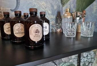 Maison Eliste - Love g  te chic avec jacuzzi int  rieur has rooms with a private hot tub