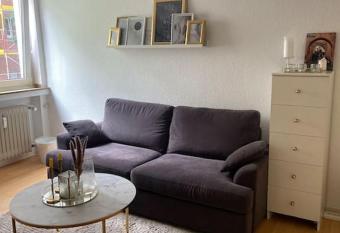 Sch  nes Appartement im Herzen K  lns allows 18 year olds to book a room