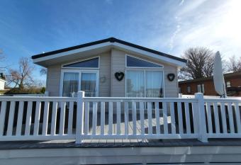 Idyllic Lakeview Lodge has Balcony rooms
