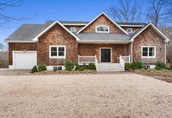 HGTV Designer hideaway in Southampton ! allows 18 year olds to book a room