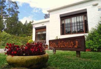 Casa San Antonio Bella Vista has rooms with a private hot tub