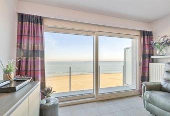 SEAVIEW STUDIO WESTCLIFF has Balcony rooms