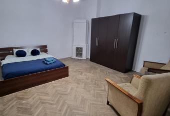 Nocleg w centrum Ajrisa 32 allows 18 year olds to book a room