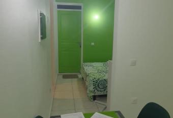 Chez Momo & Fafa 1 allows 18 year olds to book a room