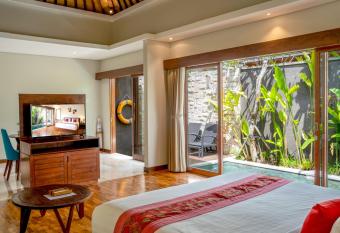 Sanata Luxury Villa has rooms with a private hot tub