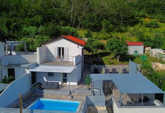 Villa Carmen has Balcony rooms