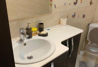 Cosmin Apartament Sondelor 4 has rooms with a private hot tub