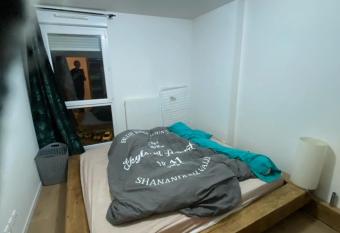 Super chambre avec salle de bain has Balcony rooms