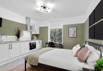 Rock Ferry Studios - 8 Beautiful Studios - Easy Parking - Short & Long Stays allows 18 year olds to book a room