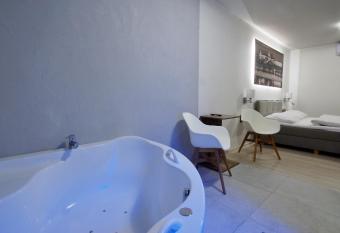 Adeba Plus has rooms with a private hot tub