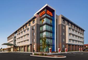 Hampton Inn & Suites San Mateo-San Francisco Airport has Balcony rooms