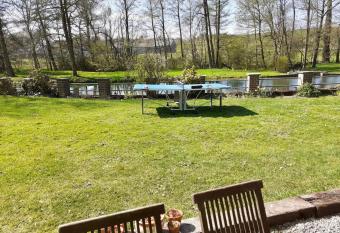 Le Moulin des Aulnes has rooms with a private hot tub