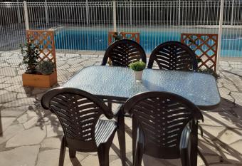 maison mitoyenne avec piscine Un moment chez Diane allows 18 year olds to book a room