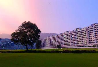 Amigos Den - Luxury Mountain View has Balcony rooms