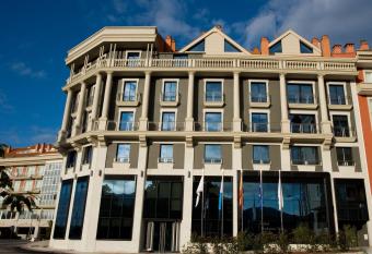 Hotel Bienestar Moa  a allows 18 year olds to book a room