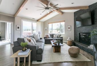 NEW Spacious Home w Hot Tub Moonridge by Here has Balcony rooms