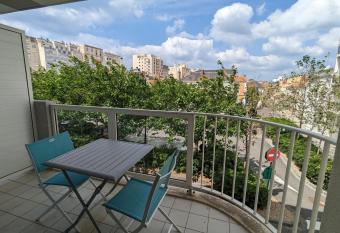 Spacious and bright nest located near the sea has Balcony rooms