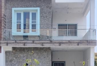 Hillside Cottage has Balcony rooms