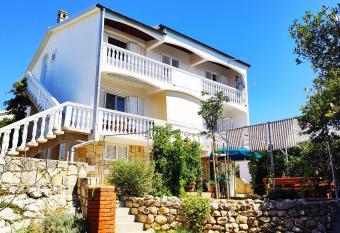 Villa Roseal has Balcony rooms