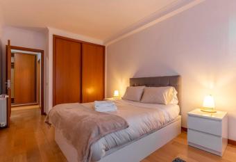 Pereira s Apartment- free garage allows 18 year olds to book a room