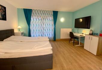 New private bedroom Kingsize bed with free parking allows 18 year olds to book a room