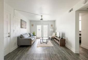 Striking 2 bedroom apartment with pool in Tempe has Balcony rooms