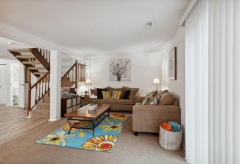 The heart of Hampton walking distance to mall, hospital, Coliseum has Balcony rooms