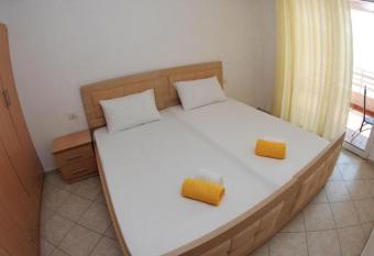 Sea View Apartments Saranda has rooms with a private hot tub