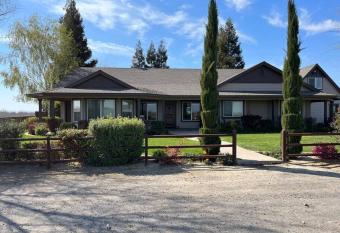 Adorable 1 Bedroom with pool, and Horse Arena has rooms with a private hot tub