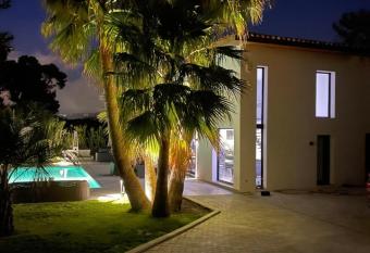 Villa EDEN has rooms with a private hot tub