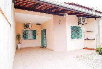   tima casa apenas 50metros da praia - em Balne  rio Pi  arras has Balcony rooms