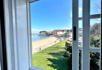 playa Santa Cristina allows 18 year olds to book a room