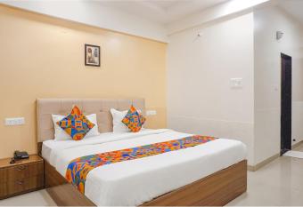 Super OYO Townhouse 1201 Hotel Embassy allows 18 year olds to book a room