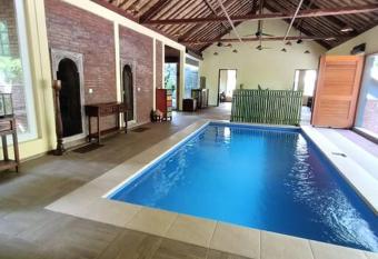 Villa King: Unique Villa With Indoor Swimming Pool has Balcony rooms