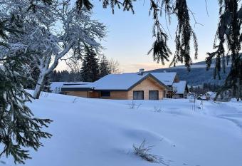 Unique ! Chalet Grand Standing, la Nature pour vis    vis allows 18 year olds to book a room
