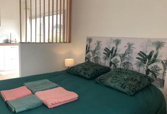 Studio avec Piscine allows 18 year olds to book a room