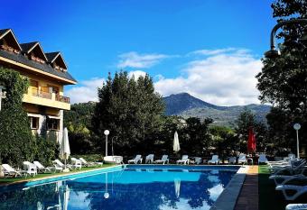 Hotel Rural Las Gacelas allows 18 year olds to book a room