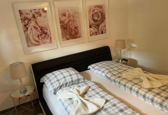 Privatzimmer mit eigenem Eingang und Terasse has rooms with a private hot tub