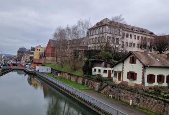 AU BORD DE L EAU has Balcony rooms