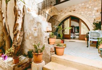 Bozzali Deluxe Hotel allows 18 year olds to book a room