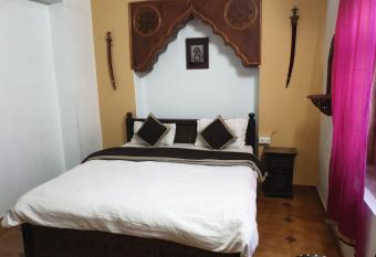 Prem Baba Guest House has Smoking/Balcony rooms