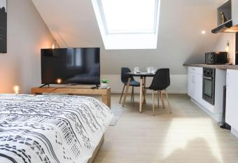 L atticisme : Jacuzzi & Parking allows 18 year olds to book a room