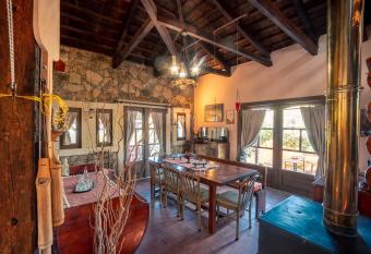 Rustic Retreat has Balcony rooms