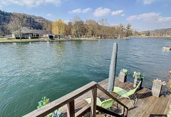 Vue sur Meuse avec jacuzzi et sauna ext  rieur. has rooms with a private hot tub