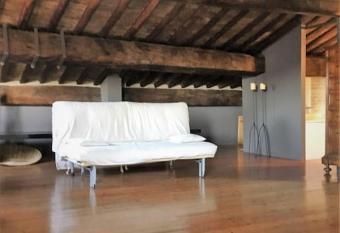 Romantic studio in the historical heart of Padova allows 18 year olds to book a room